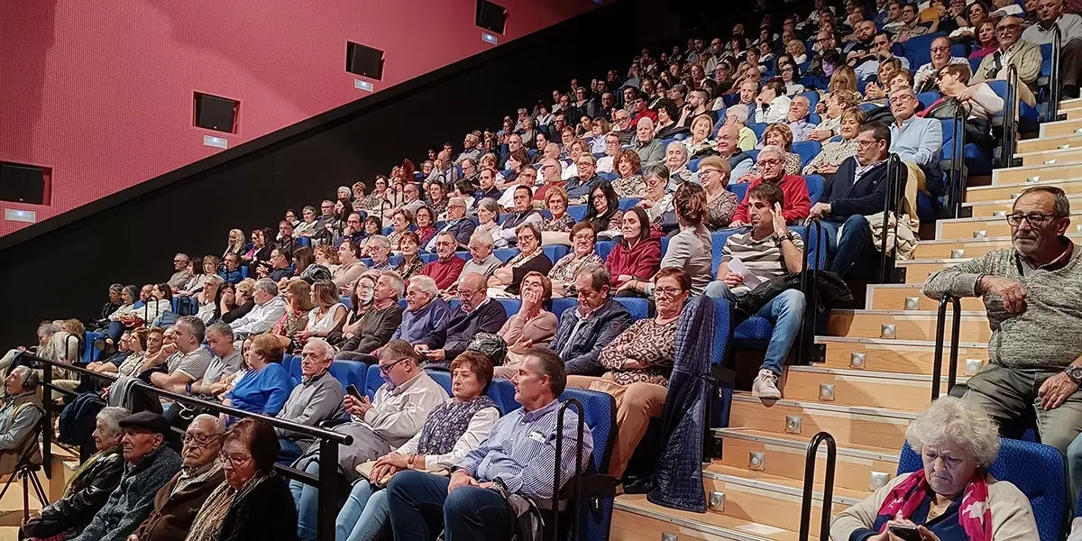 P&uacute;blico asistente a la presentaci&oacute;n del documental y del libro &lsquo;Cintru&eacute;nigo siglo XX&rsquo;