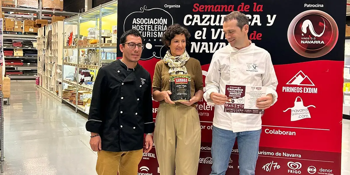 Entrega de diploma y kit de aceites Sand&uacute;a a Casa Perico de Larraga, en la final de la Semana de la Cazuelica