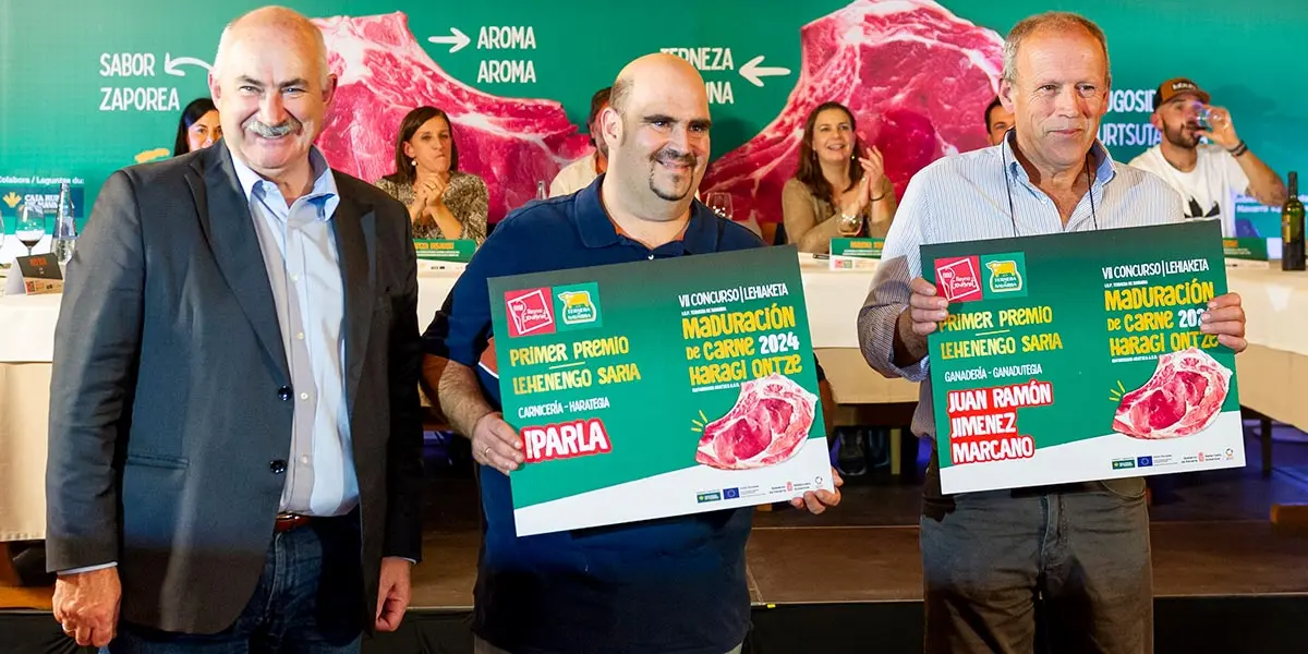El Consejero de Desarrollo Rural y Medio Ambiente, Jos&eacute; Mar&iacute;a Ayerdi, con los ganadores &Oacute;scar Preciado, responsable de Iparla y Juan Ram&oacute;n Jim&eacute;nez Marcano