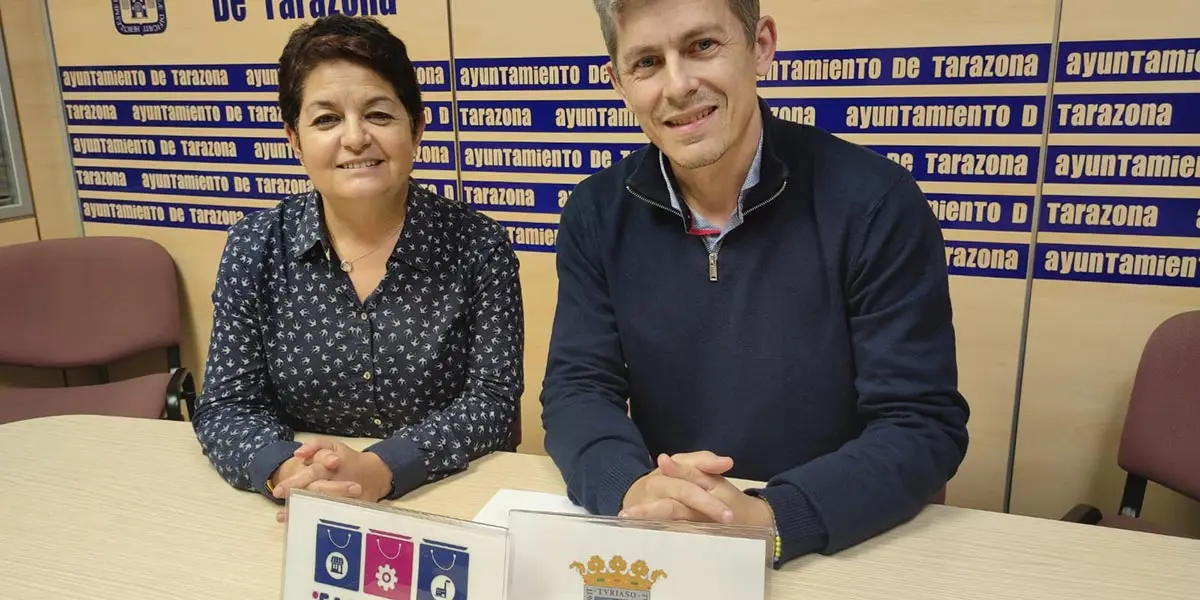 Ana Tarazona, de ACT, y el concejal Jos&eacute; Antonio Docando, en la presentaci&oacute;n de Volveremos