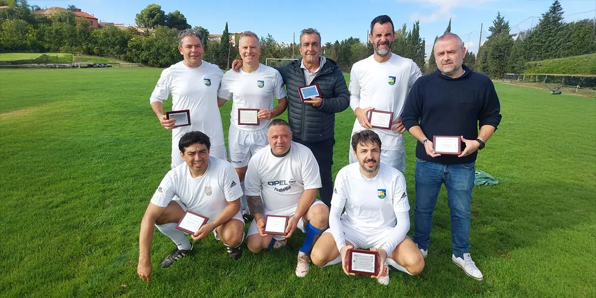 Los ocho jugadores del C.D. Fontellas Aficionado homenajeados con sus placas recuerdo
