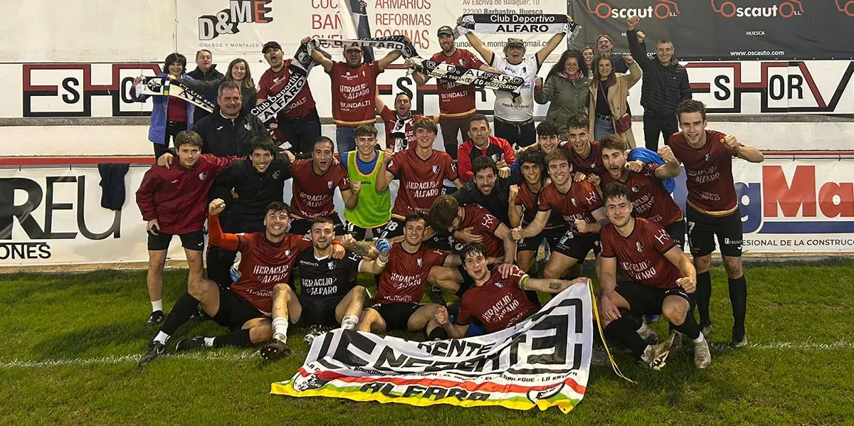 Los jugadores del CD Alfaro festejaron los tres puntos junto a los aficionados que se desplazaron a Barbastro