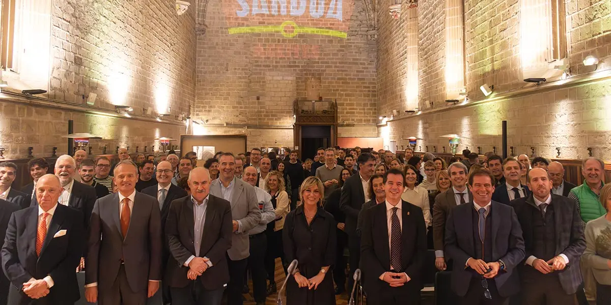 Laura Sand&uacute;a entre autoridades