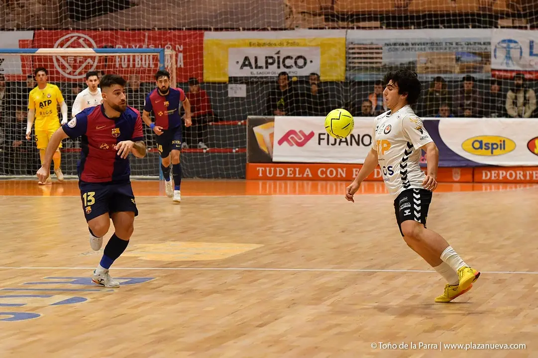 Albertico Lahuerta controlando el bal&oacute;n