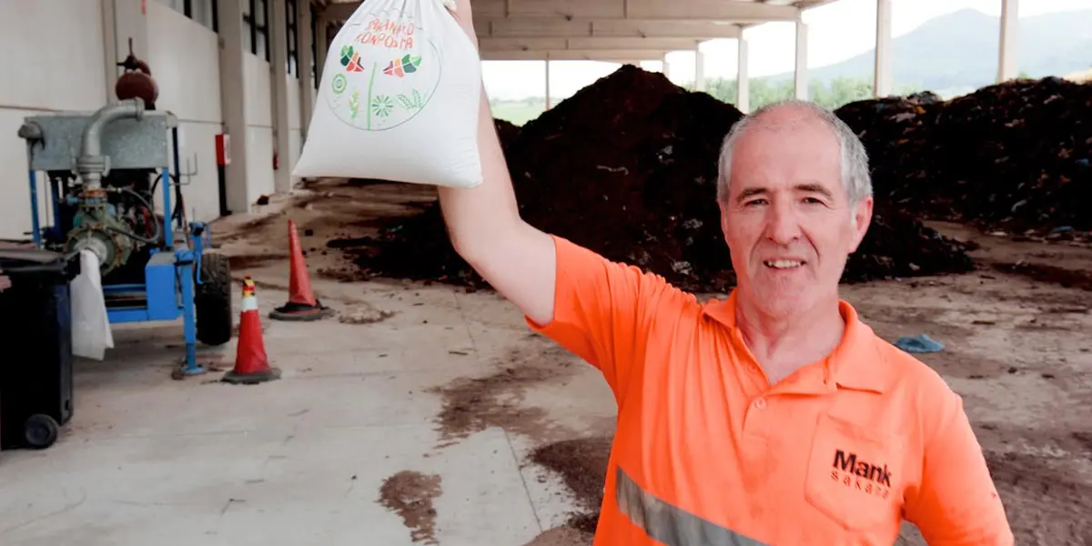 La materia org&aacute;nica se transforma en compost para abono en las plantas de tratamiento