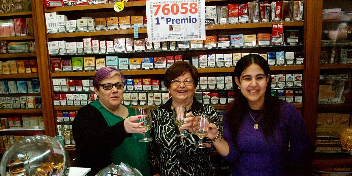 Pili Medina, Blanca Cornago y Lara Alba, del estanco situado en el Paseo de Invierno de Tudela, celebrando en 2012 la venta de un d&eacute;cimo de &ldquo;El Gordo&rdquo; del Sorteo de Navidad