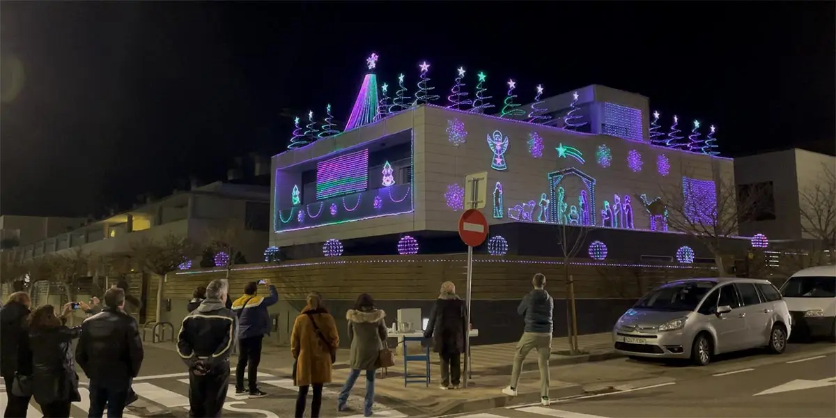 M&aacute;s de 25.000 LEDs iluminan su  vivienda, creando un espect&aacute;culo que atrae a vecinos y visitantes