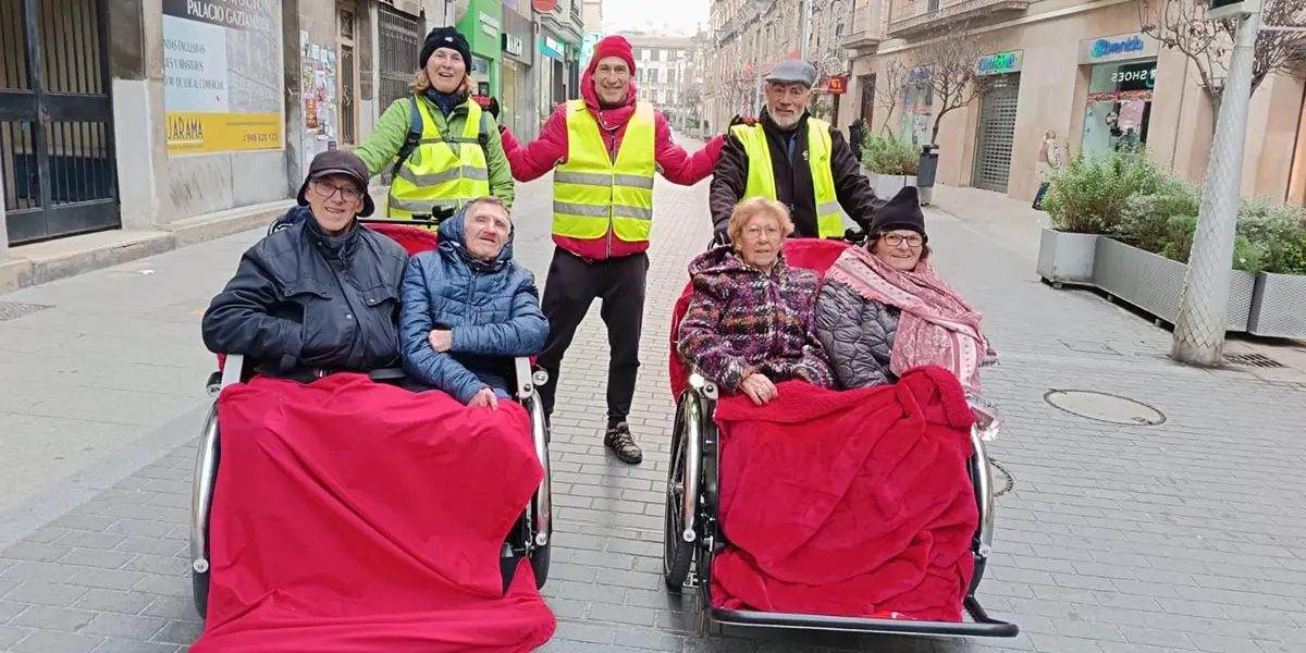 H&eacute;ctor Vall&eacute;s junto a dos voluntarios que conducen las dos yayacletas de Tudela