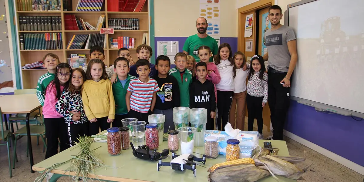 Fernando Garrido, en el centro, en la segunda sesi&oacute;n escolar en el CPEIP de Carcastillo