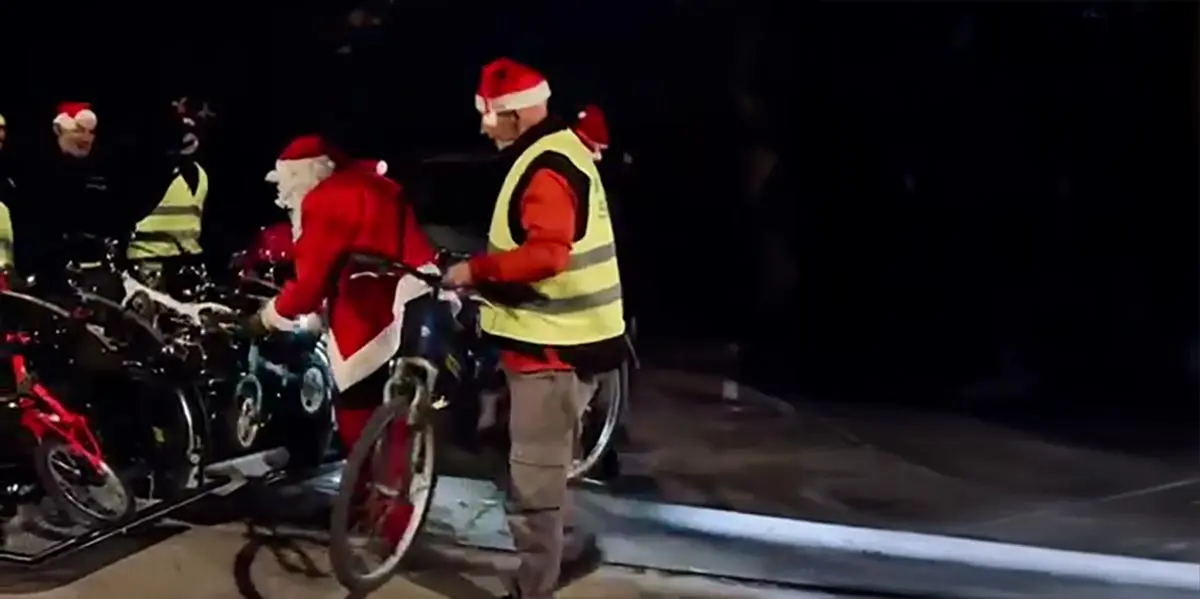 Pap&aacute; Noel depositando varias bicis para los ni&ntilde;os en las yayacletas de Tudela