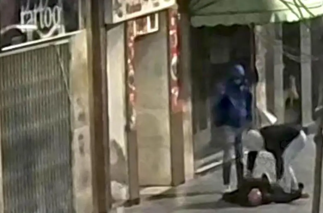 Momento del robo tras dejar inconsciente a la v&iacute;ctima