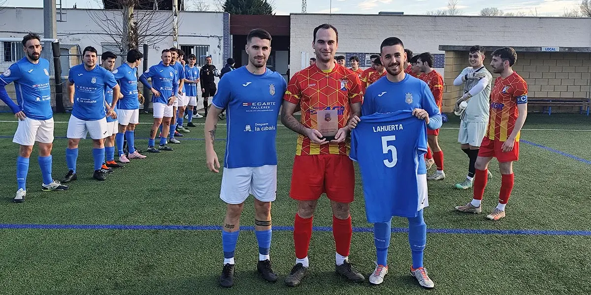 Jes&uacute;s Lahuerta recibi&oacute; una camiseta y una placa conmemorativa