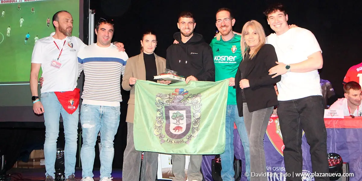 La Asociaci&oacute;n de Pe&ntilde;as de Figarol tuvo un detalle con Iker Mu&ntilde;oz y su familia