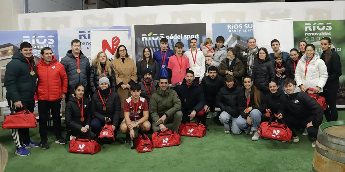 Todas las parejas ganadoras recibieron medallas y trofeos que reconocieron su esfuerzo y calidad en el torneo