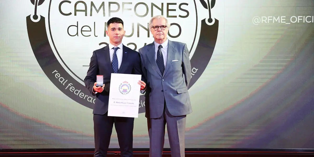 Mario Mayor junto a un representante de la RFME