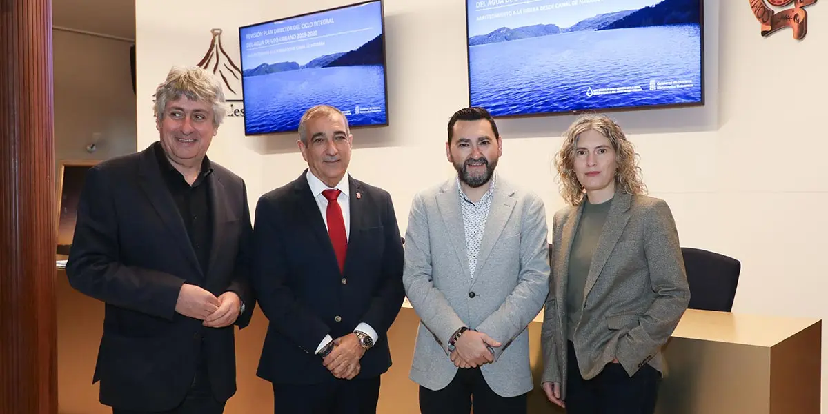 Fernando Mendoza, el consejero Oscar Chivite, Jes&uacute;s Mari Rodr&iacute;guez y Cristina Toledano, antes de la reuni&oacute;n informativa con entidades locales celebrada en Tudela