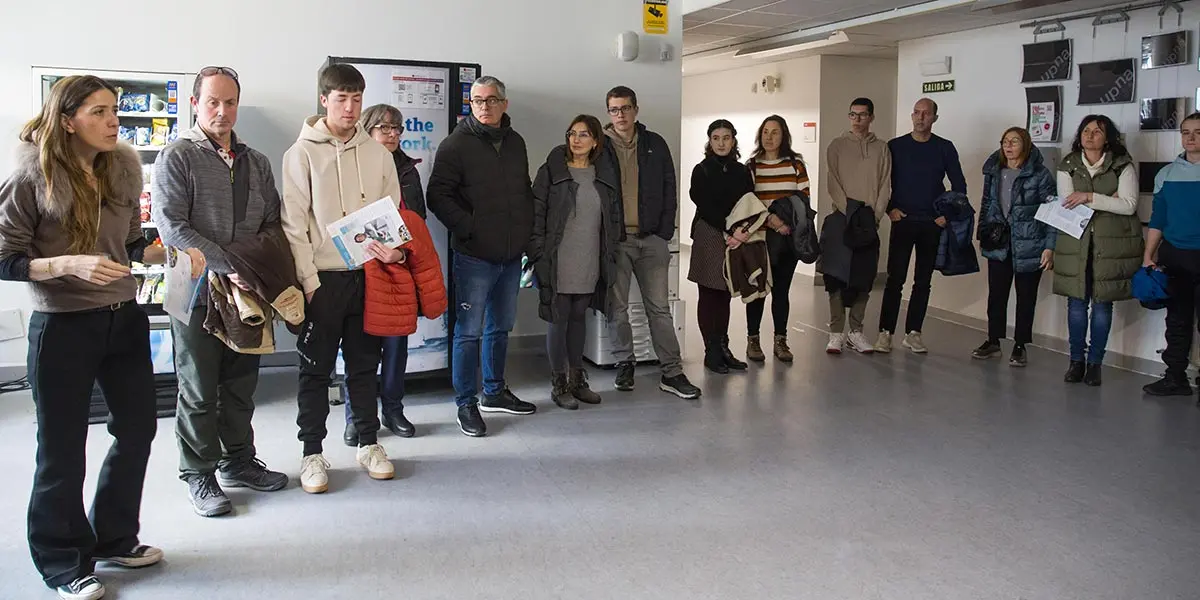 Visita guiada al campus de Tudela de la mano de la profesora Alexia Torres