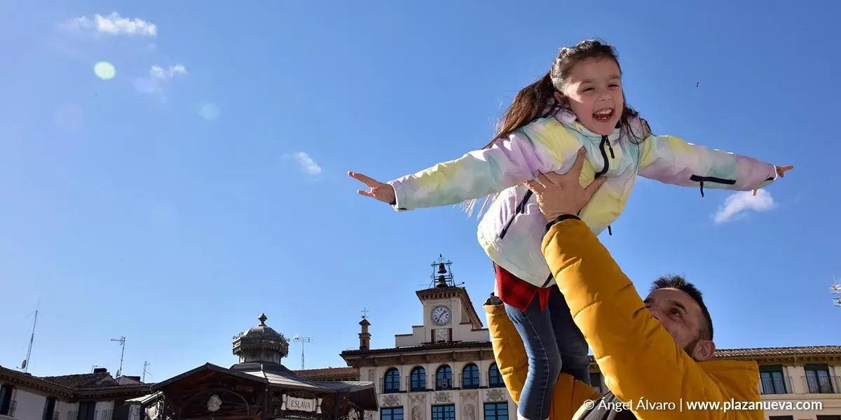 India Mole&oacute;n Alcal&aacute;, la ni&ntilde;a que ser&aacute; el &Aacute;ngel en La Bajada del &Aacute;ngel de Tudela 2025, elevada por su padre. FOTO &Aacute;ngel &Aacute;lvaro