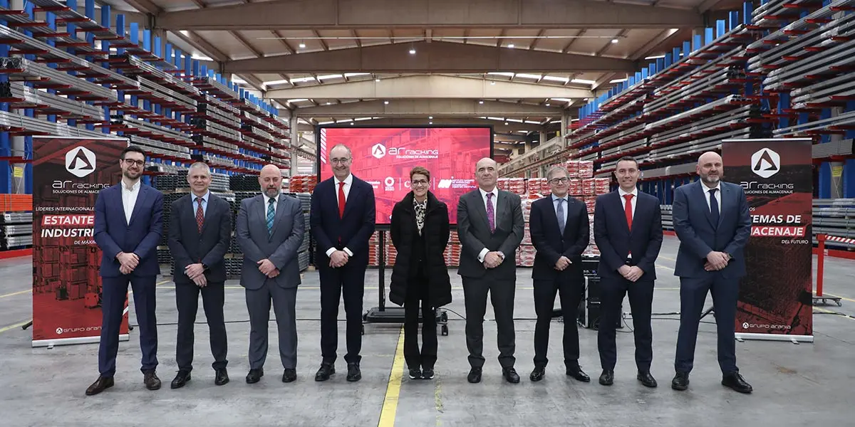 La Presidenta Chivite, al frente del grupo institucional en la visita, junto a los responsables de la empresa