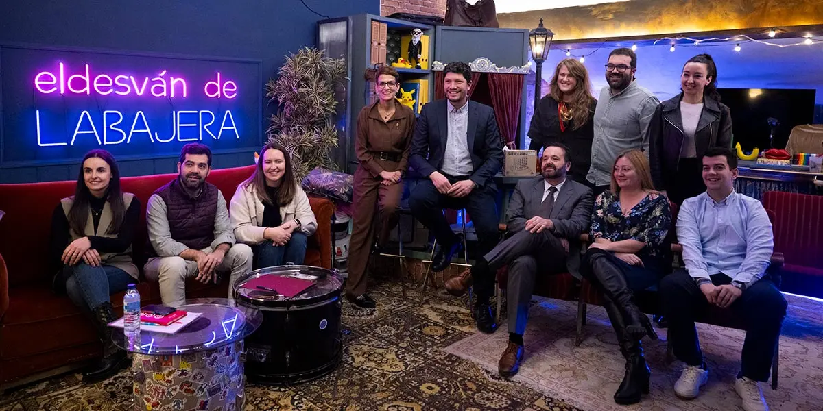 La Presidenta, con el presidente de AJE, Guillermo Garc&iacute;a; el resto de la junta directiva de la asociaci&oacute;n, as&iacute; como el director general de Industria, I&ntilde;igo Arruti; y la directora gerente del SNE, Miriam Mart&oacute;n