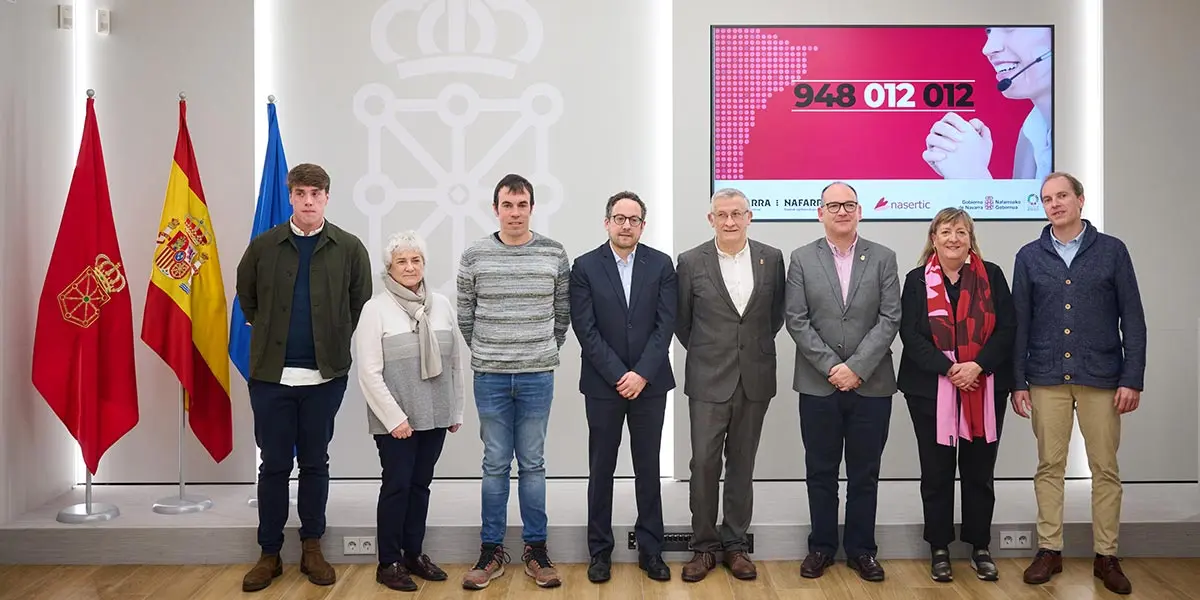 De izquierda a derecha, Iv&aacute;n Serra, Itziar Ayerdi, Eduardo Garc&iacute;a de Galdiano, Joseba Asiain, F&eacute;lix Taberna, Miguel Aguirre, Toya Bernad e I&ntilde;aki Pinillos, antes de la firma de los convenios de adhesi&oacute;n al 012