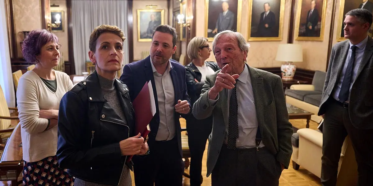 El arquitecto Moneo se ha interesado por los retratos de los ex Presidentes y ex Presidentas de la Comunidad Foral