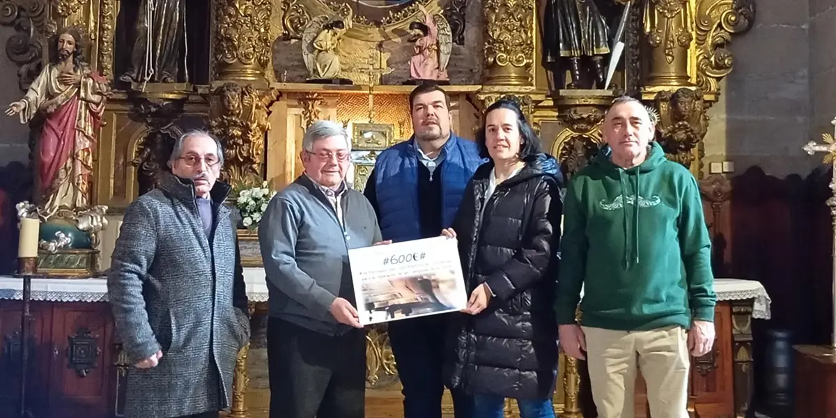 La Coral Virgen de la Paz entrega un donativo para la reparaci&oacute;n de la campana mayor de Cintru&eacute;nigo
