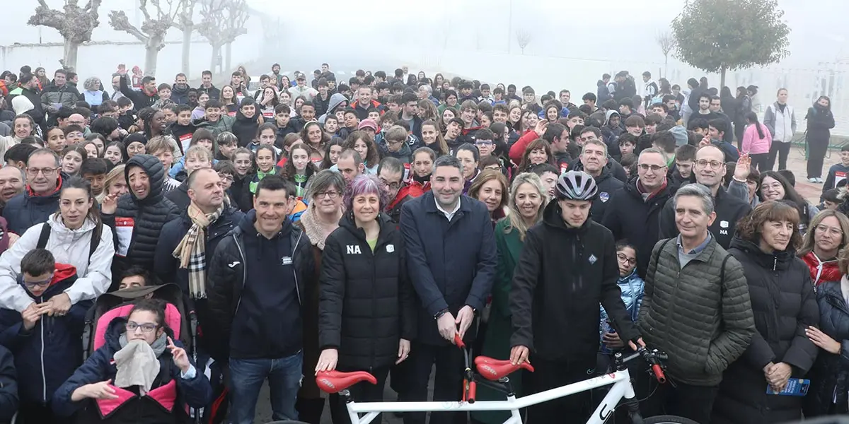 La consejera Esnaola con los y las participantes en la jornada, que posaron en una foto de grupo