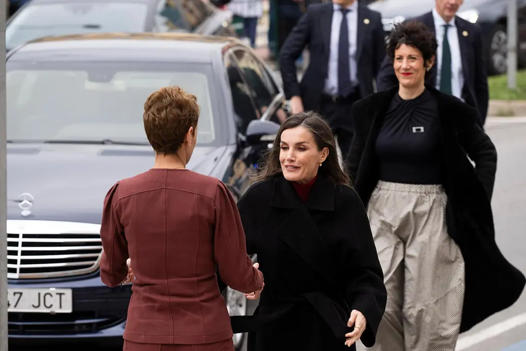 Saludo entre la Reina Letizia y la Presidenta Chivite junto a la ministra Elma Saiz