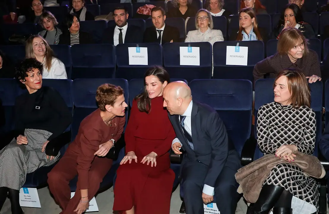 La ministra Elma Saiz, la Presidenta Chivite, la Reina Letizia, el director de la Muestra, Luis Alegr&iacute;a, y la delegada del Gobierno en Navarra, Alicia Echeverr&iacute;a