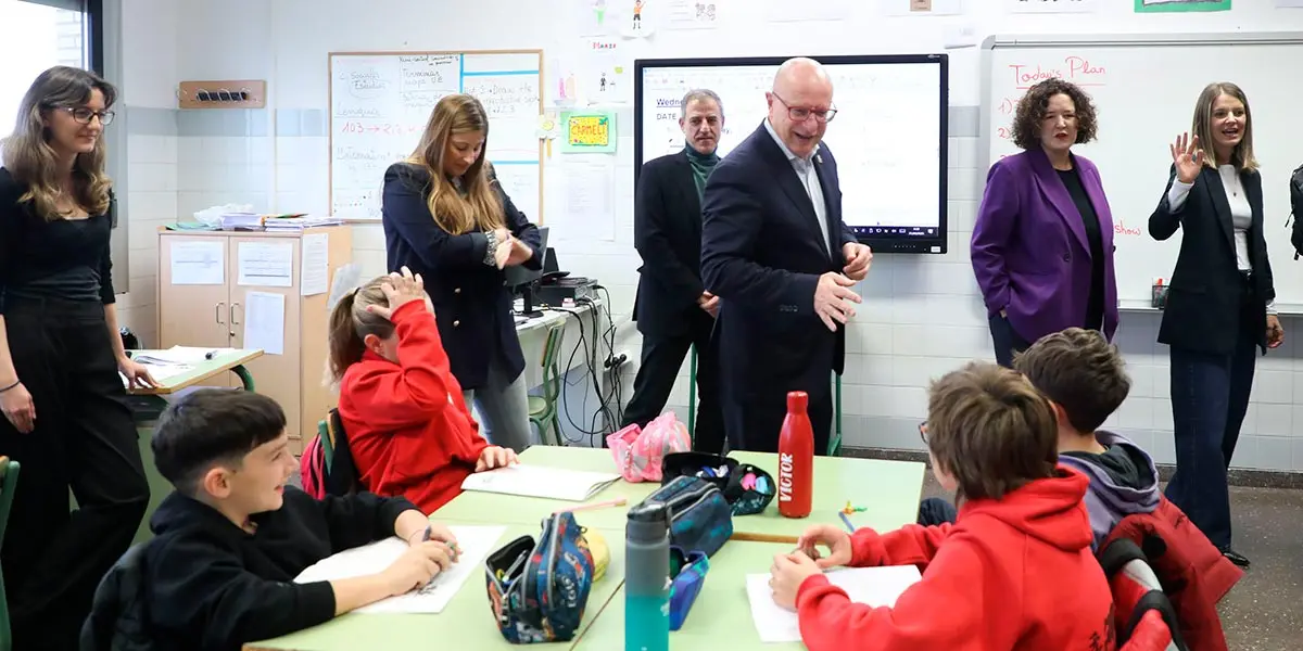 El consejero Gimeno conversa con los ni&ntilde;os del colegio p&uacute;blico San Bartolom&eacute; de Ribaforada
