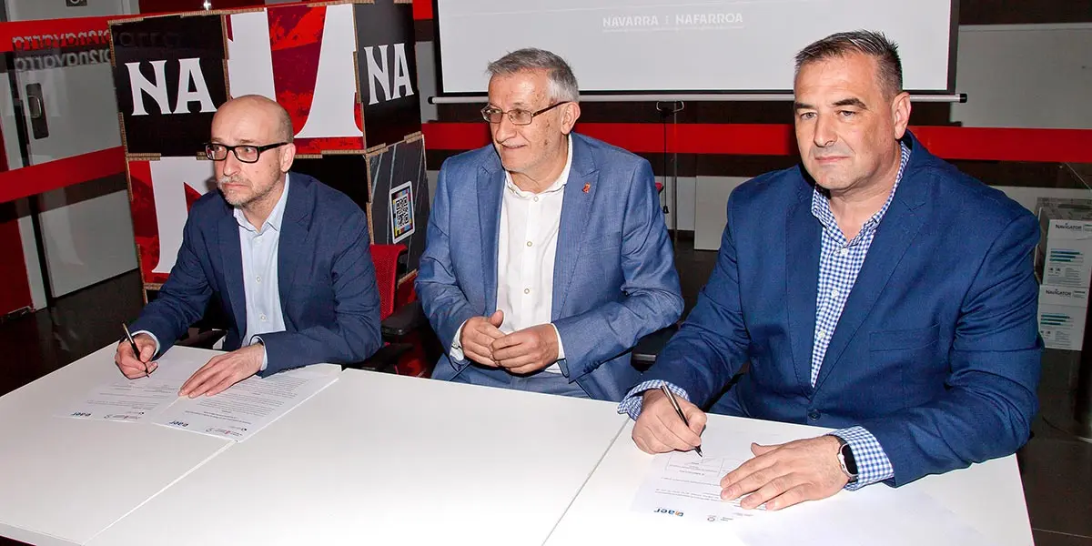 Txerra Garc&iacute;a de Eulate, el vicepresidente F&eacute;lix Taberna y Rafael Loscos, en la firma del convenio de hoy