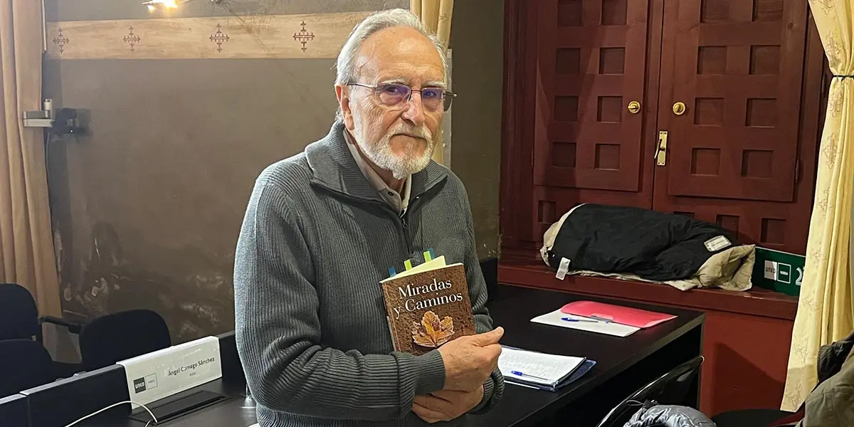 &Aacute;ngel Cornago con su nuevo libro