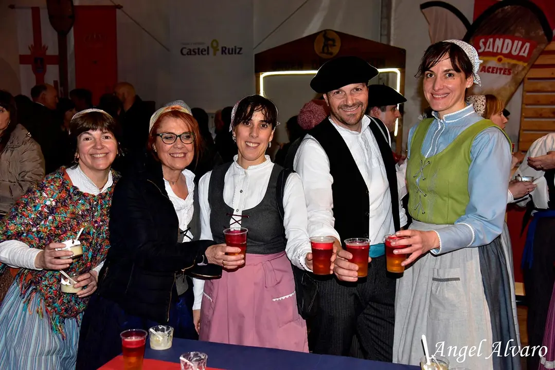 Los Txistularis de Tudela y la Asociaci&oacute;n cultural Muga Kultur Elkartea en la cata tras realizar un pasacalles