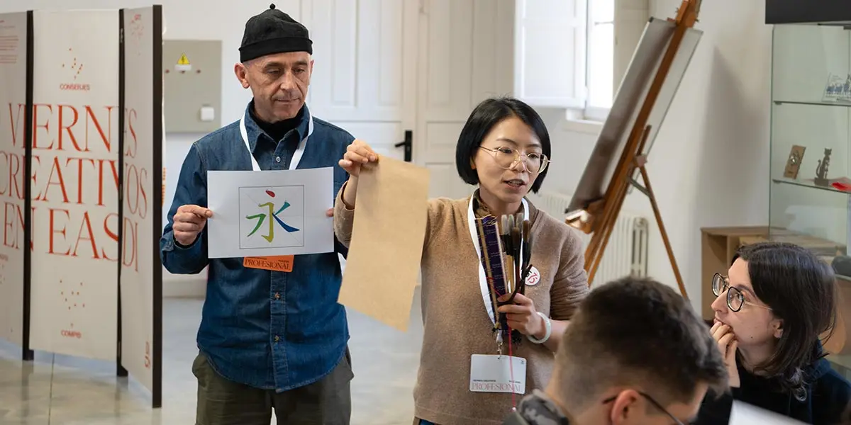 Taller de caligraf&iacute;a china impartido por Jinaxi Yang y Juan Rencoret, explorando la historia y evoluci&oacute;n de los caracteres orientales