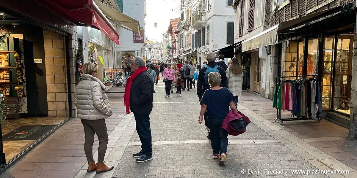 Es habitual encontrarse con gente de la Ribera visitando localidades de la costa francesa como San Juan Luz