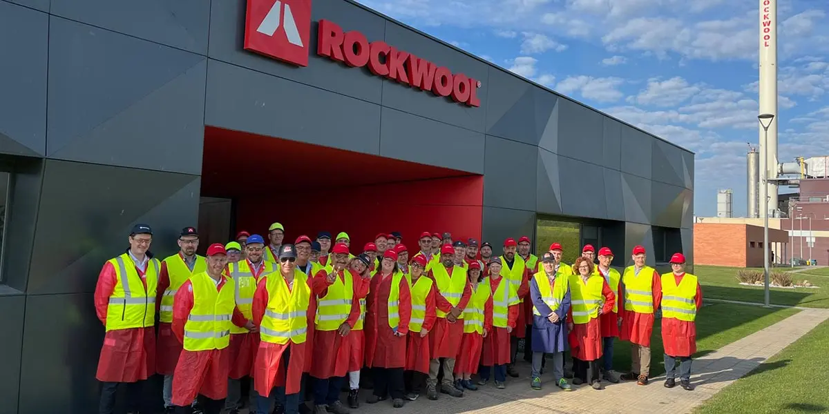 Directivos de plantas del grupo ROCKWOOL visitaron las instalaciones de Caparroso para conocer sus avances en descarbonizaci&oacute;n, energ&iacute;as renovables e innovaci&oacute;n