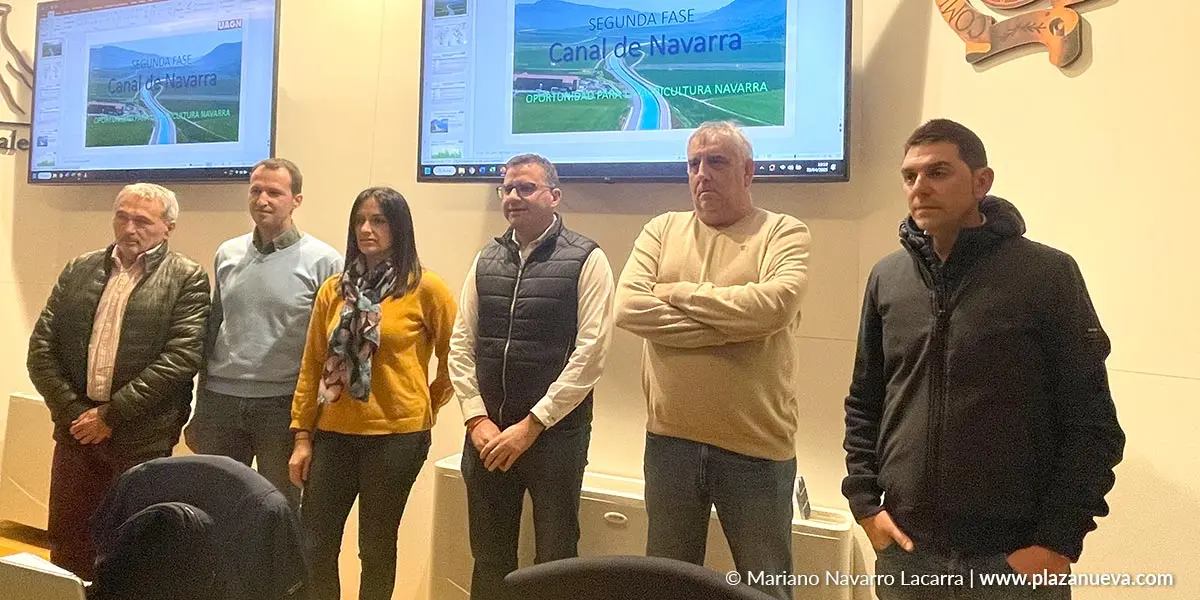 De izquierda a derecha: Jos&eacute; Yanguas Jim&eacute;nez, secretario de la Comunidad de Regantes de Fitero; David Navarro, de UAGN tambi&eacute;n presidente Sindicato de Riegos de Huertas Mayores y Campos Unidos; Ana Hern&aacute;ndez, del Sindicato de Riegos de Corella; Casto Jes&uacute;s Alvero, de Cintru&eacute;nigo; Luis Miguel Serrano Cornago, UAGN y Sindicato de Riegos de Fontellas; y Guillermo Agorreta S&aacute;nchez, Sindicato de Riegos de Valpertuna