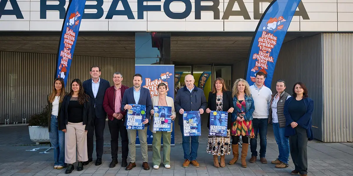 Representantes y Personal t&eacute;cnico de los grupos de acci&oacute;n local posan con carteler&iacute;a de campa&ntilde;a junto al Consejero de Desarrollo Rural y Medio Ambiente