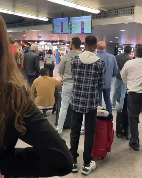 Fotograma del v&iacute;deo enviado por esta tudelana, en el que se observa a numerosos pasajeros siguiendo con inquietud en las pantallas de Atocha los avisos de retraso en sus trenes