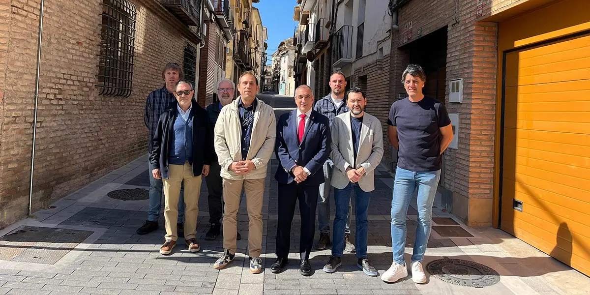 El consejero Chivite, el alcalde de Cascante, miembros de la corporaci&oacute;n municipal y personal t&eacute;cnico, en la visita a Cascante
