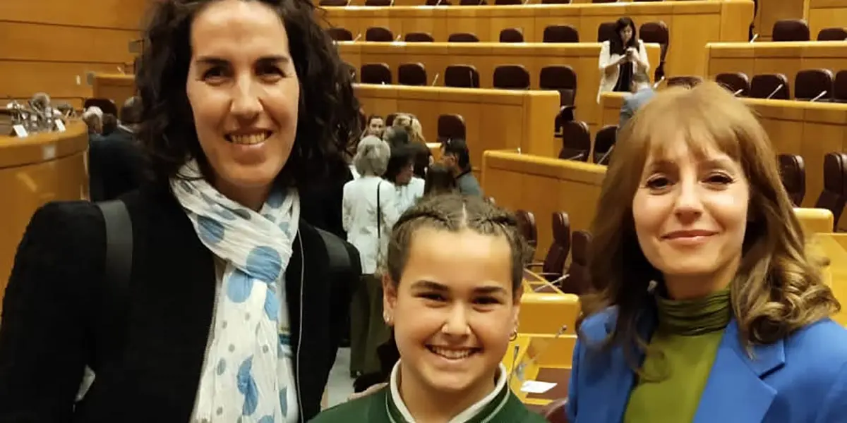 Valeria Aristizabal junto a su profesora Iris Alfaro y la periodista Macarena Berl&iacute;n