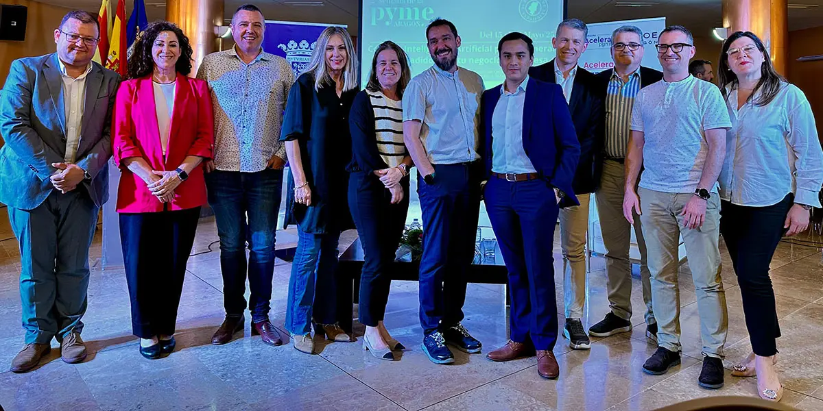 Ana Sanz Campos, Carolina &Aacute;lvarez y Jos&eacute; Antonio Docando junto a miembros de la corporaci&oacute;n municipal de Tarazona, conferencistas y participantes