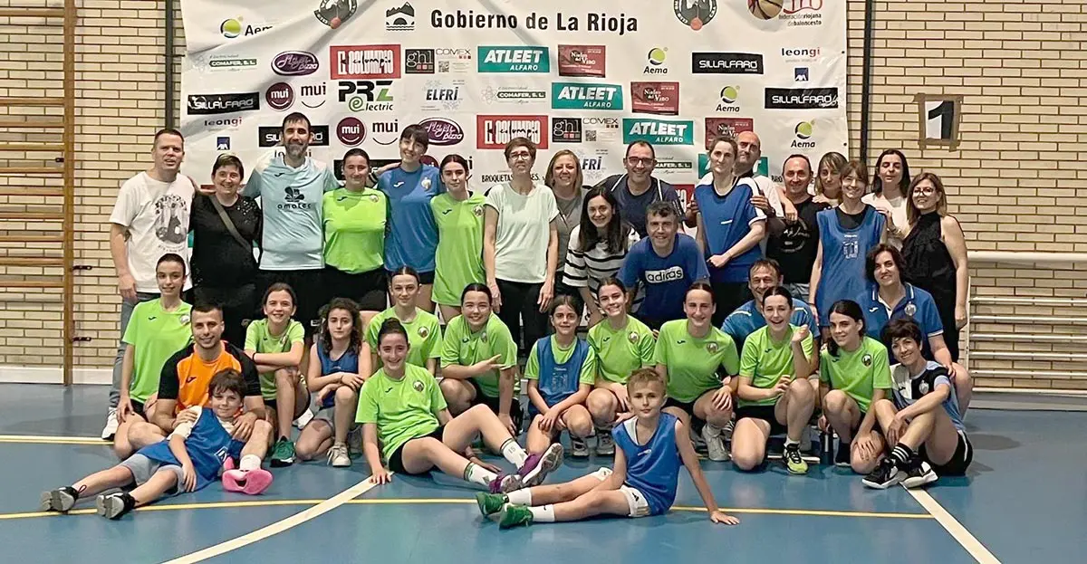 Las infantiles femeninas acompa&ntilde;adas de sus familias, mostrando el apoyo que impulsa cada entrenamiento y partido