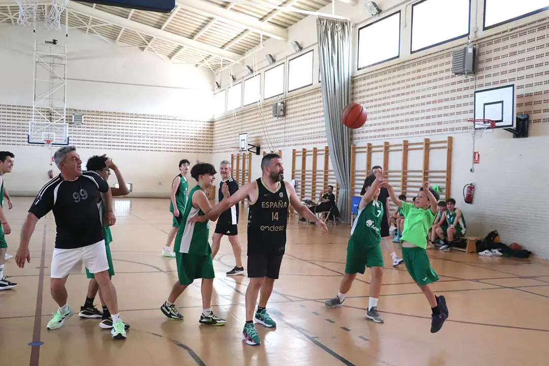 Diversi&oacute;n y buen humor en el partido entre cadetes masculinos y sus familias, un cl&aacute;sico de la convivencia anual