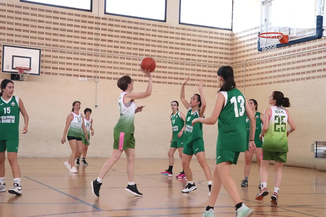 Partido amistoso entre las juniors y las mujeres del club, un encuentro lleno de energ&iacute;a y buen baloncesto