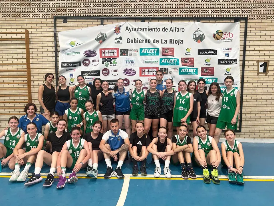 Cadetes e infantiles femeninas unidas en esta gran fiesta, demostrando que el baloncesto es un deporte de equipo y familia