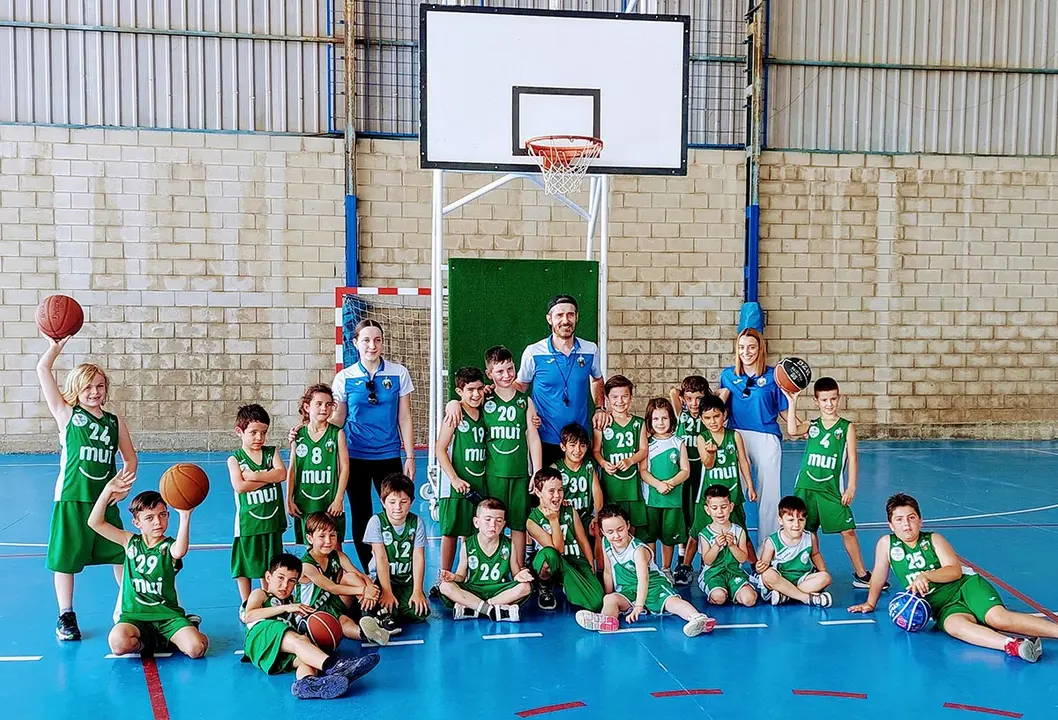 Peque&ntilde;as promesas del Club Baloncesto Alfaro, los prebenjamines y baby, disfrutando juntos de la fiesta de convivencia
