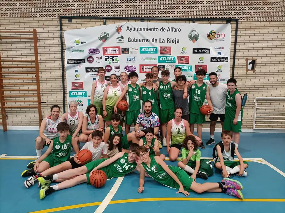 Partido amistoso entre el infantil masculino y sus familias, un momento especial para compartir y disfrutar juntos