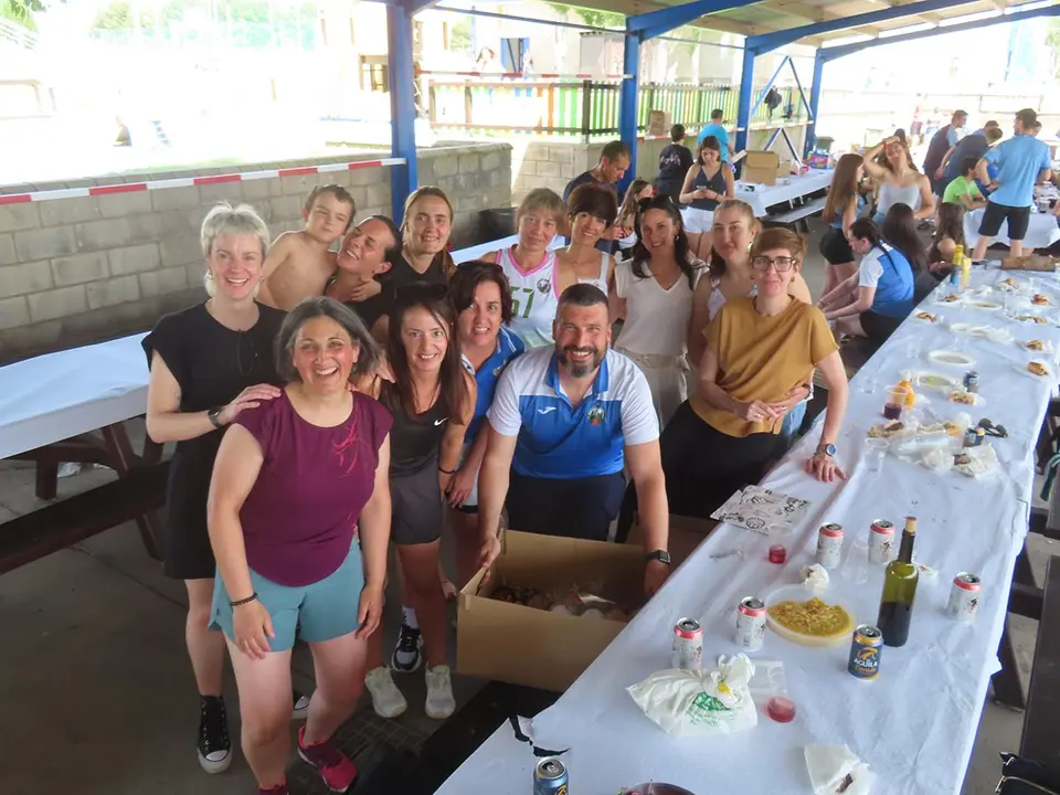 Mujeres del club reunidas, reflejo de fuerza, compa&ntilde;erismo y pasi&oacute;n por el baloncesto